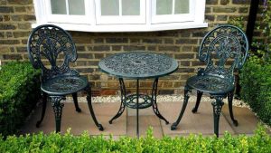 Un salon de jardin sur un balcon