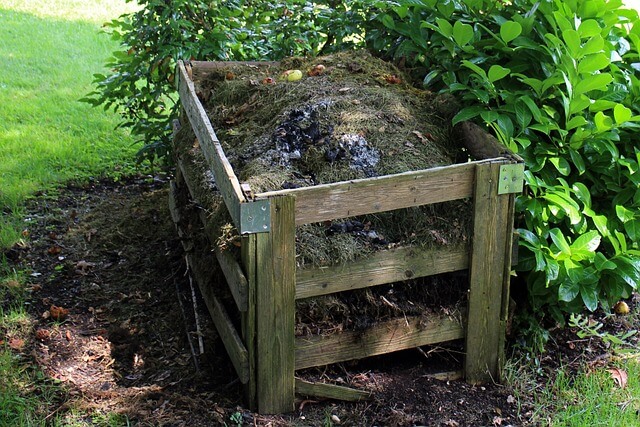 Un tas de compost pour accelérer la décomposition de l'herbe coupée