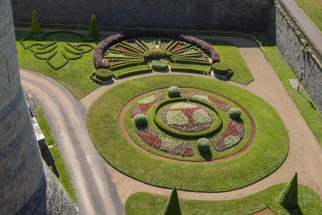 Un jardin à la Française avec des haies sculptées